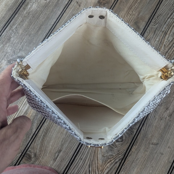 White Metal Scale Crossbody Clutch Handbag With No Makers Tag Inside - Picture 9 of 14